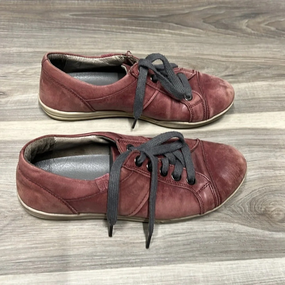 Casual Red Leather Sneakers - Picture 4 of 9